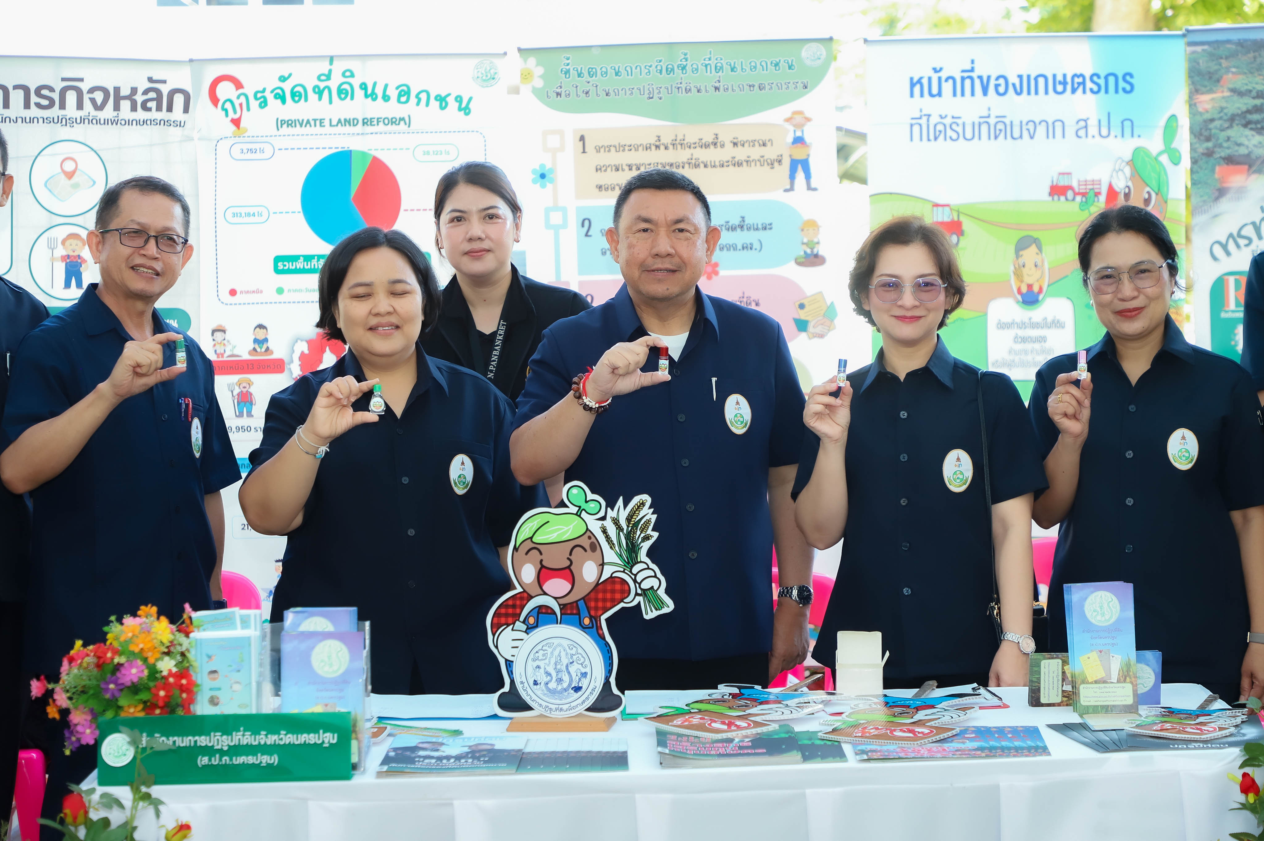 title - รองนายกฯ และรัฐมนตรีว่าการกระทรวงเกษตรฯ เปิดโครงการคลินิกเกษตรเคลื่อนที่ในพระราชานุเคราะห์ฯ ณ จังหวัดนครปฐม